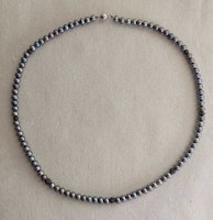 Pärlhalsband med pärlor och silverdetaljer