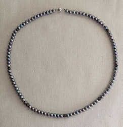 Pärlhalsband med pärlor och silverdetaljer