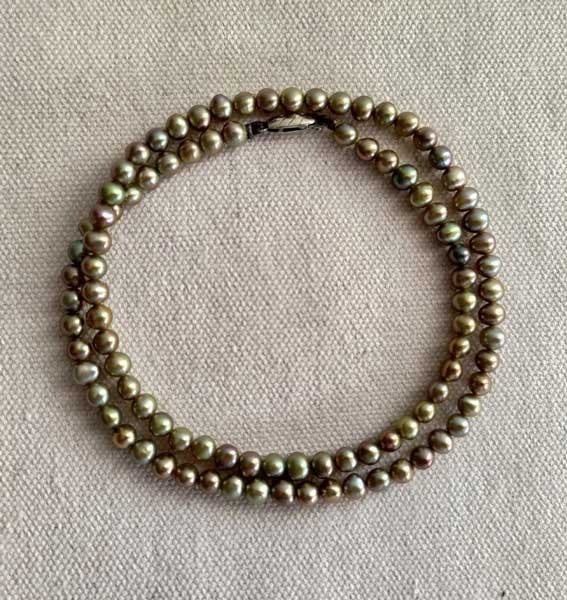 Pärlhalsband med grönaktiga sötvattenpärlor