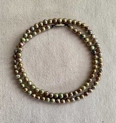 Pärlhalsband med grönaktiga sötvattenpärlor
