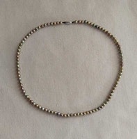 Pärlhalsband med grönaktiga sötvattenpärlor