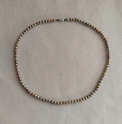 Pärlhalsband med grönaktiga sötvattenpärlor