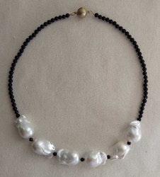 Halsband med onyx och stora barocka sötvattenpärlor