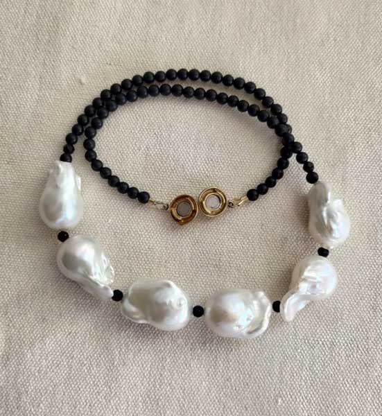 Halsband med onyx och stora barocka sötvattenpärlor