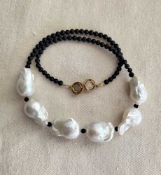 Halsband med onyx och stora barocka sötvattenpärlor