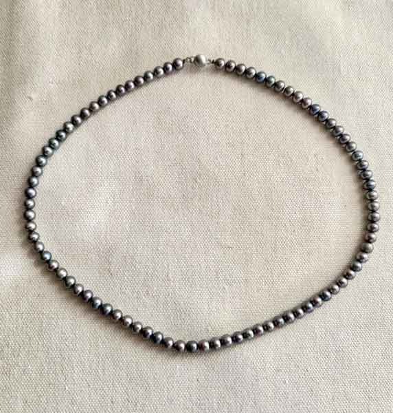 Pärlhalsband med silvergrå pärlor