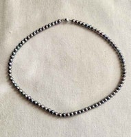 Pärlhalsband med silvergrå pärlor