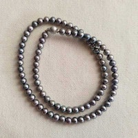 Pärlhalsband med silvergrå pärlor