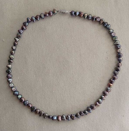 Pärlhalsband med barocka peacock färgade pärlor.