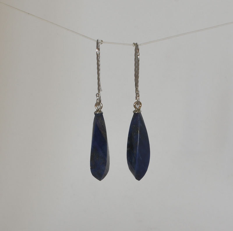 Silverörhängen med lapis lazuli