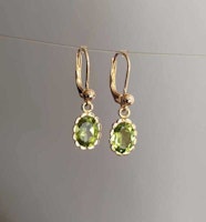 Guldörhängen med ovala peridoter