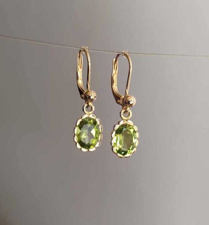 Guldörhängen med ovala peridoter