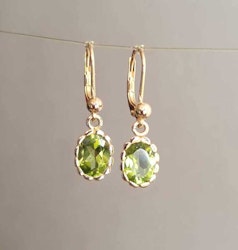 Guldörhängen med ovala peridoter