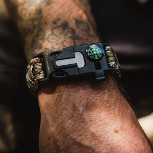 Överlevnadsarmband i paracord