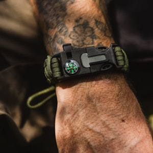 Överlevnadsarmband i paracord