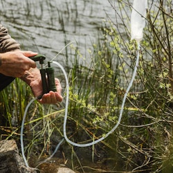 Portabel vattenrenare med pump