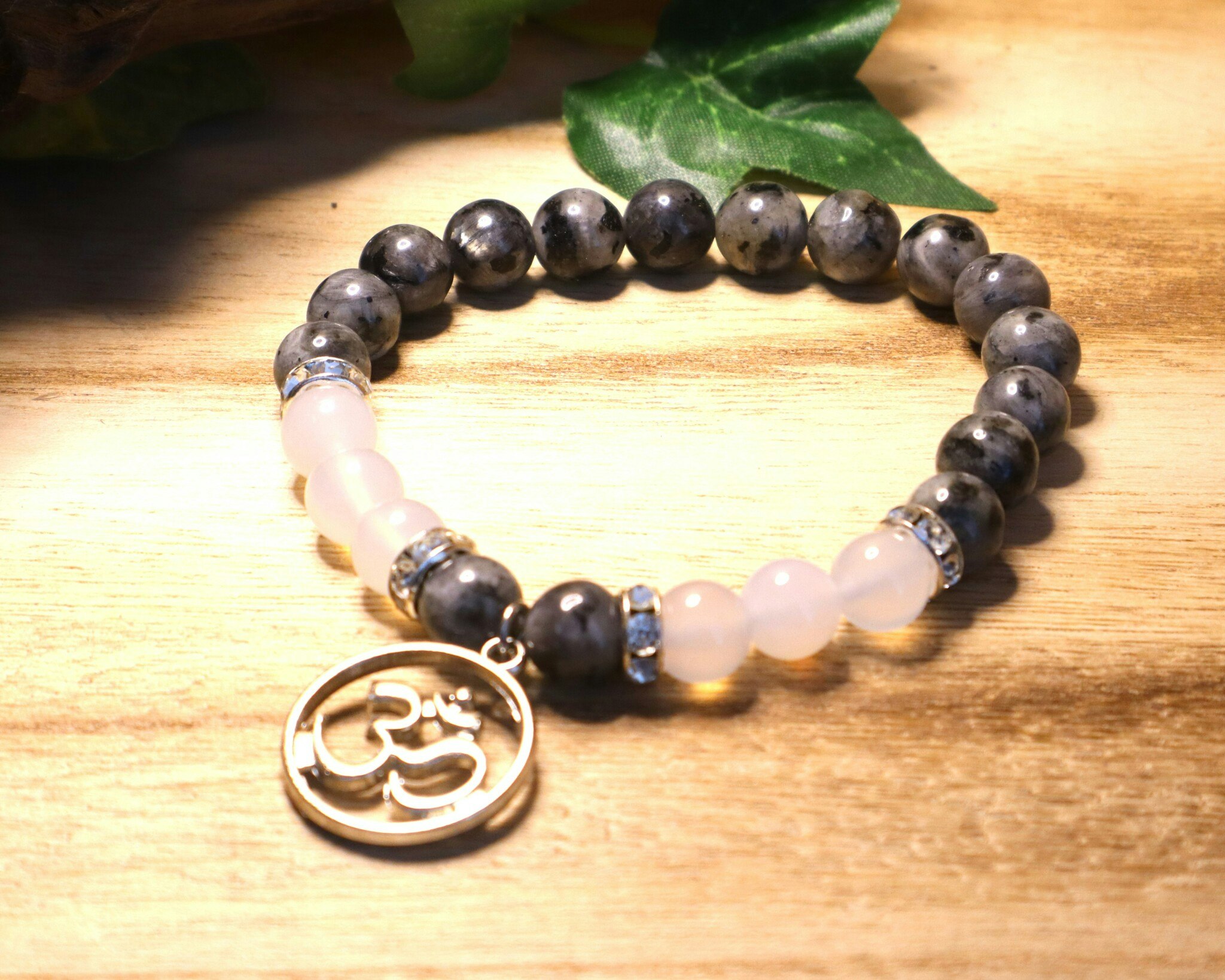 Armband i olika stenar eller kristaller