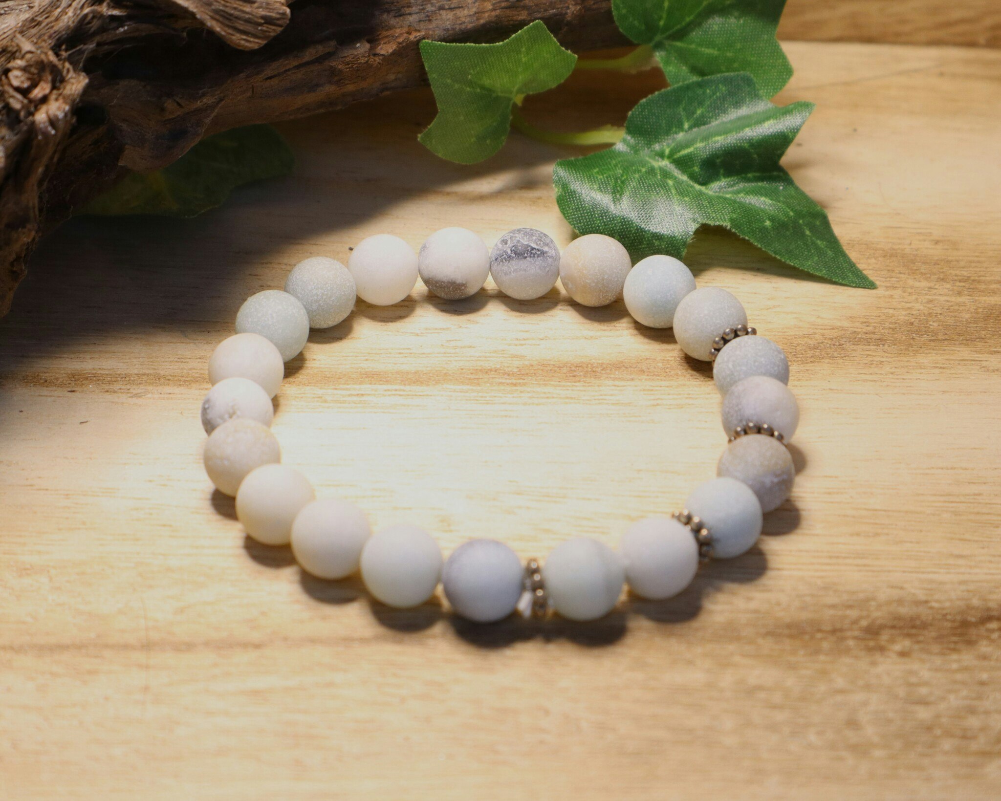 Armband i olika stenar eller kristaller