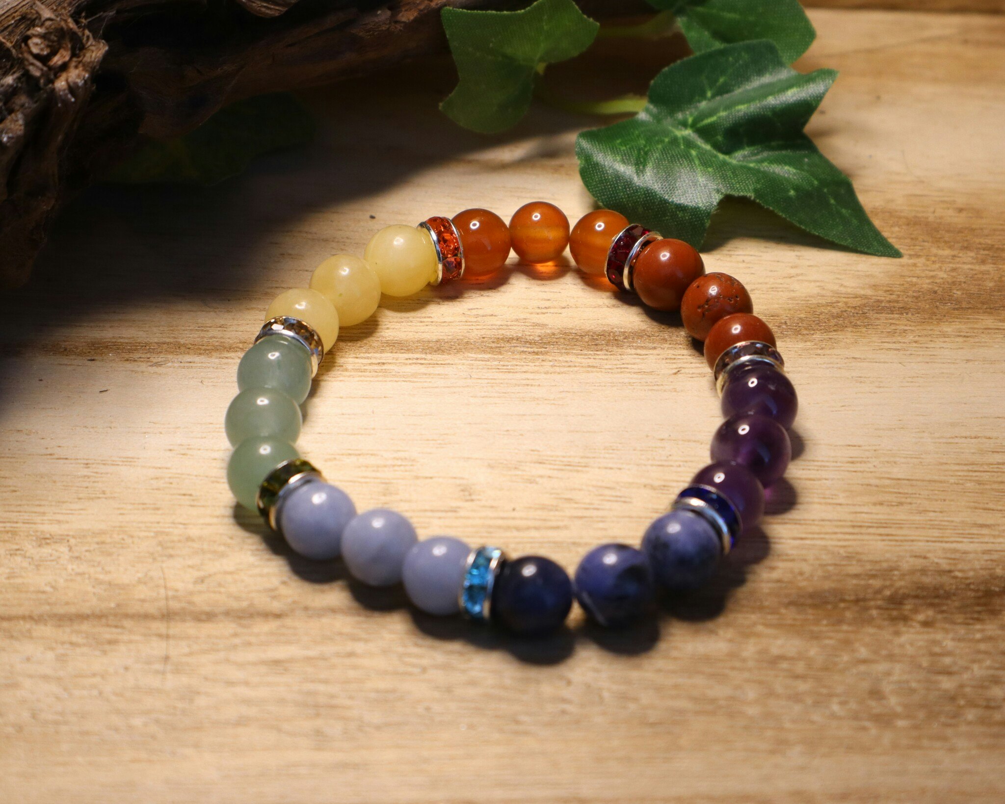 Armband i olika stenar eller kristaller