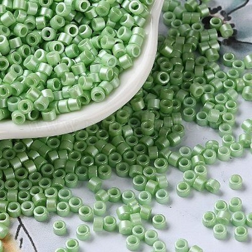 Seed beads ljusgrön cylinder 2,5mm 10gram