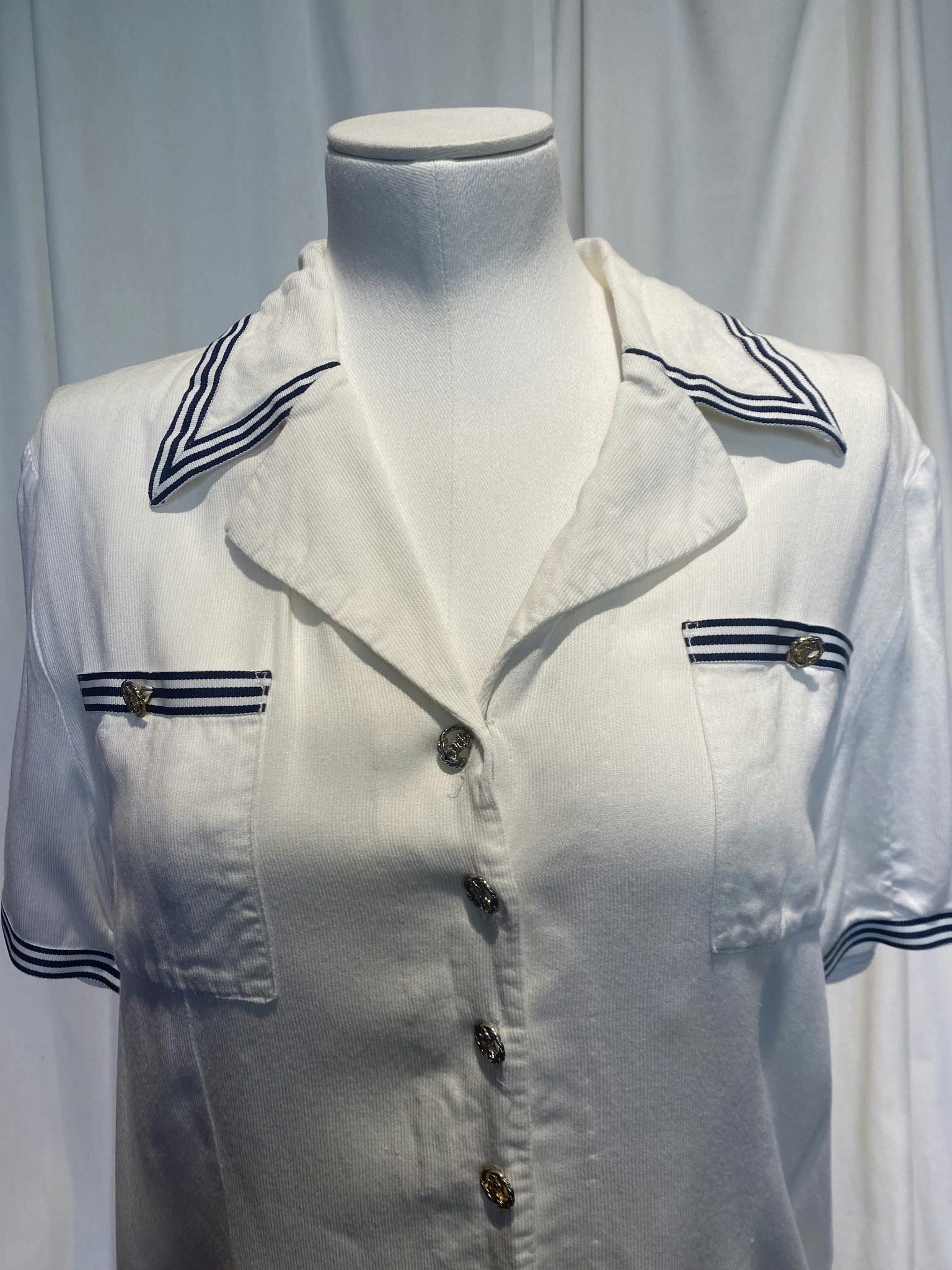 Vit blus med marina detaljer