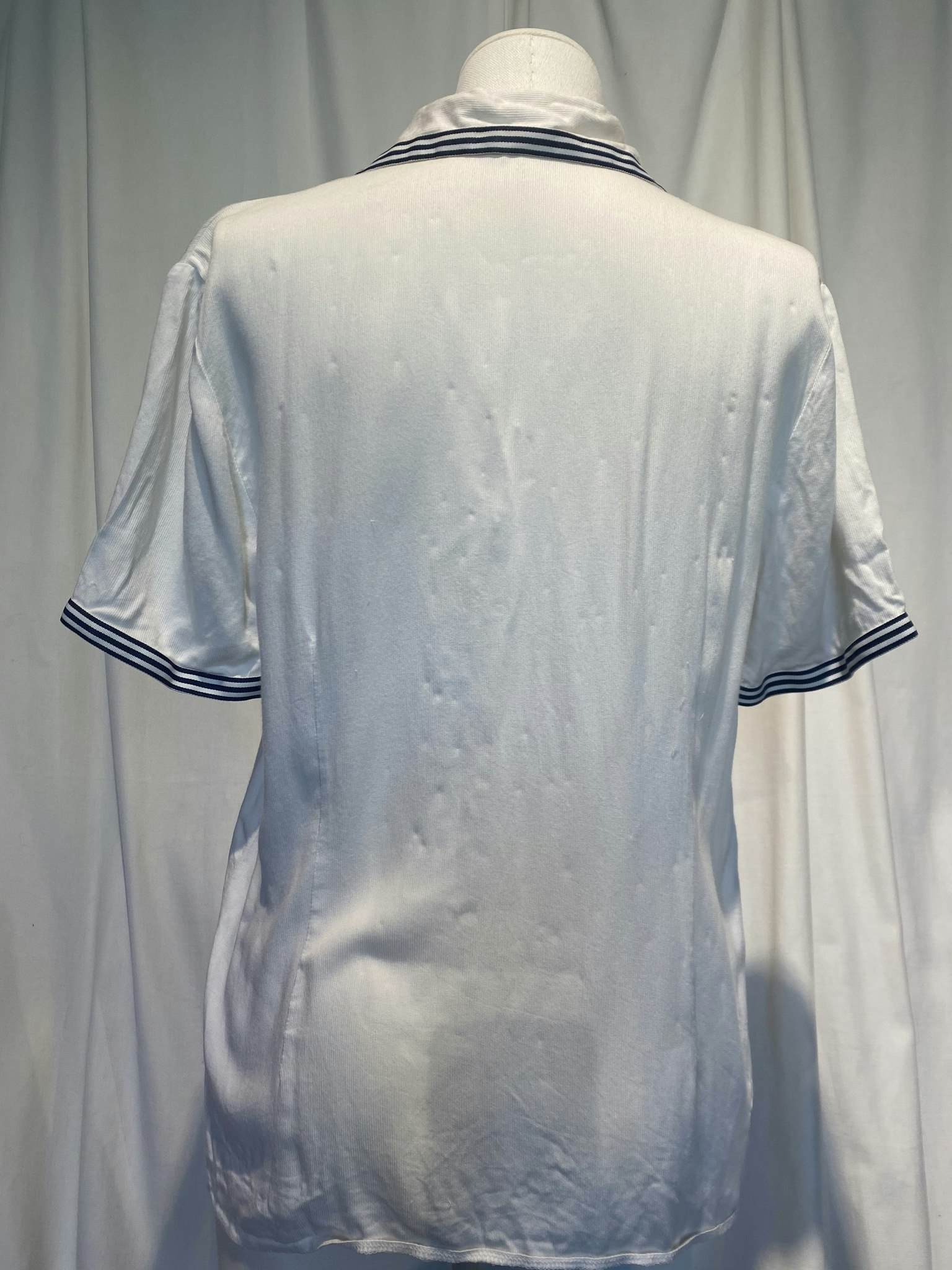 Vit blus med marina detaljer