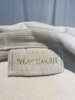 Vit blus med marina detaljer