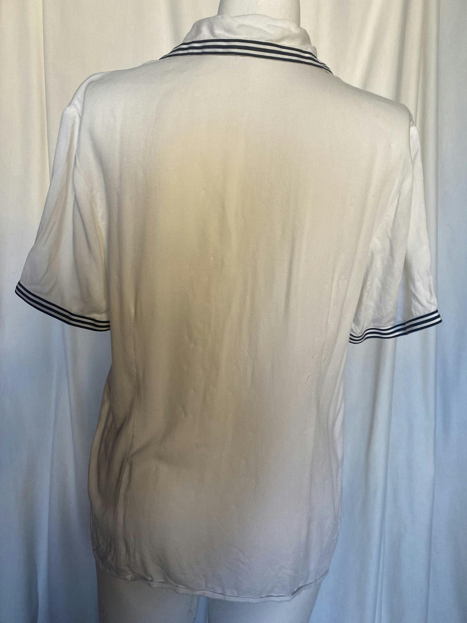 Vit blus med marina detaljer