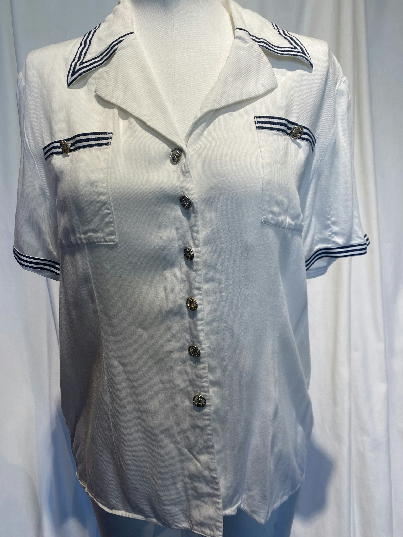 Vit blus med marina detaljer