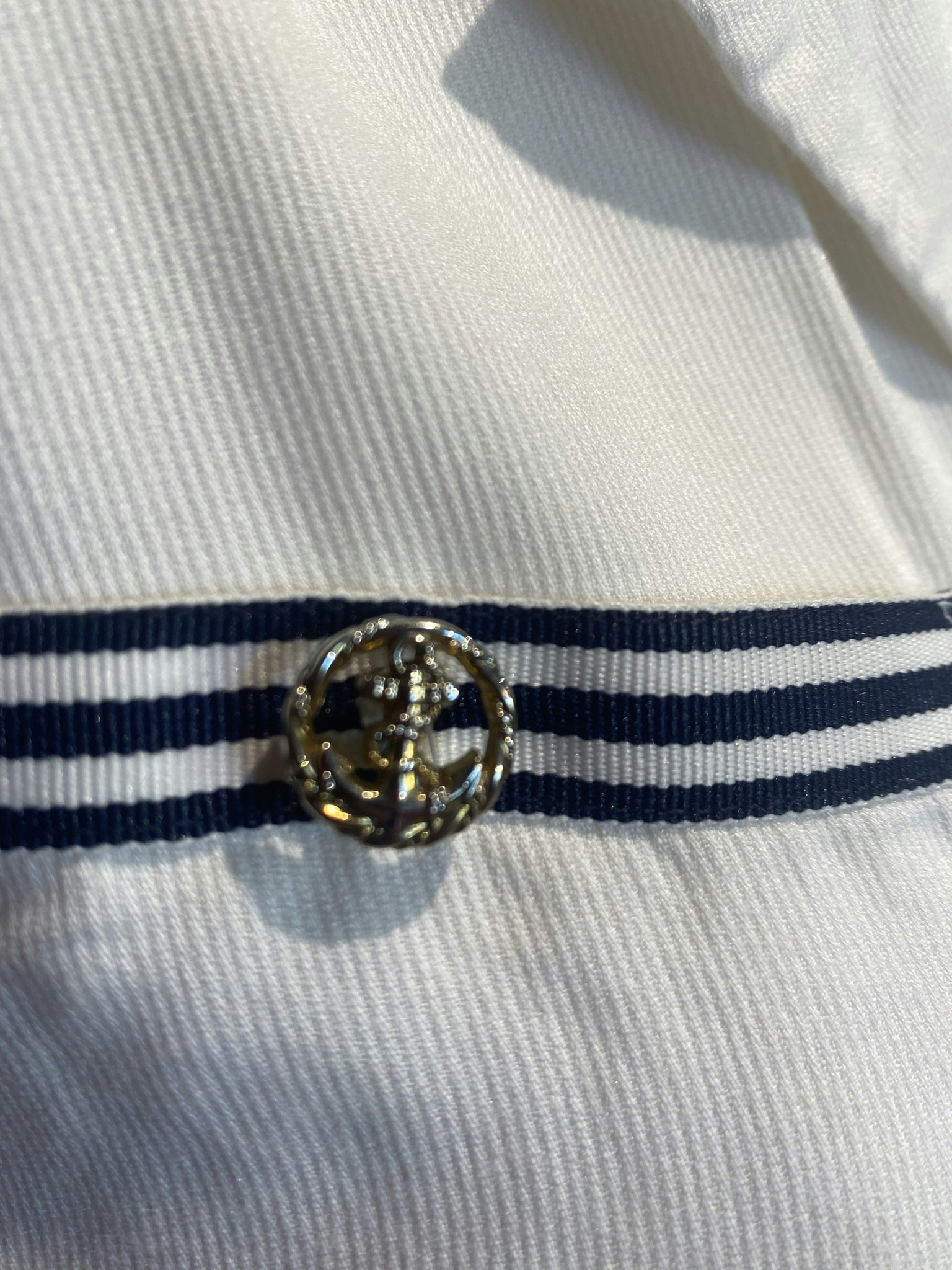 Vit blus med marina detaljer
