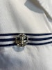 Vit blus med marina detaljer