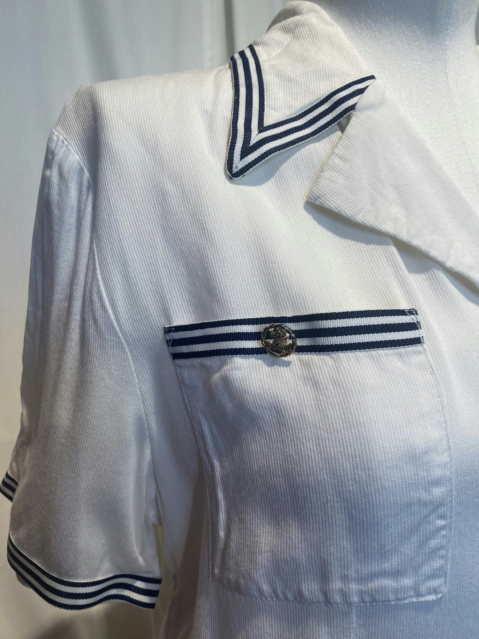 Vit blus med marina detaljer