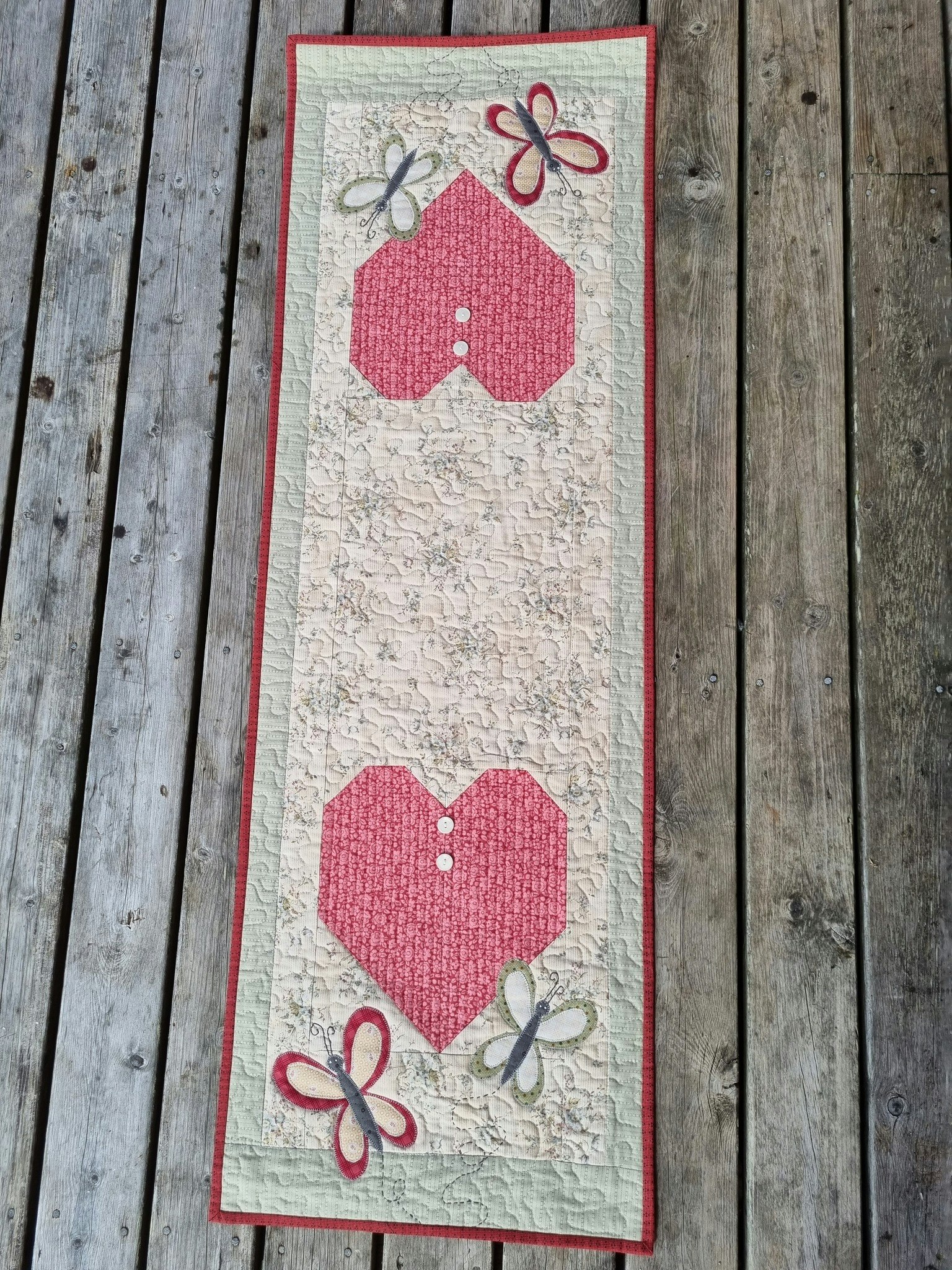 Løper med applikerte sommerfugler