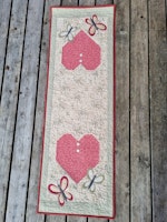 Løper med applikerte sommerfugler