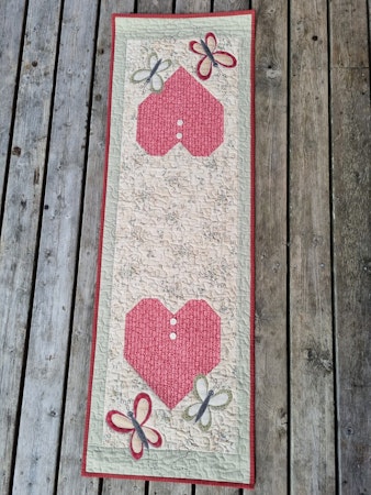 Løper med applikerte sommerfugler
