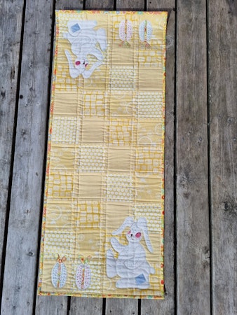 Påskeløper med applikerte kaniner og egg