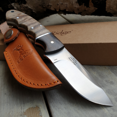 Prisvärd jaktkniv i vacker design och vasst knivblad.