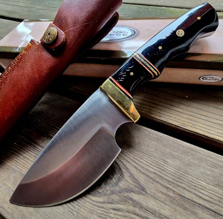 Jaktkniv med stort blad
