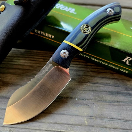 Billig jaktkniv från Remington med G-10 handtag.