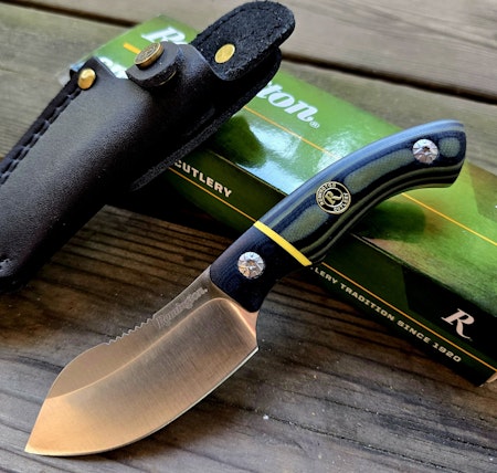 Billig jaktkniv från Remington med G-10 handtag.