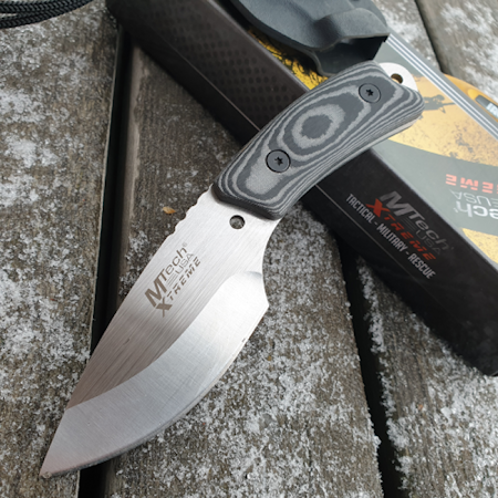 Jaktkniv med svart Micarta handtag.