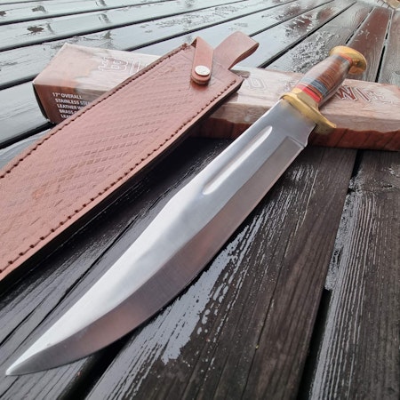 Gigantisk kniv i bowie modell.