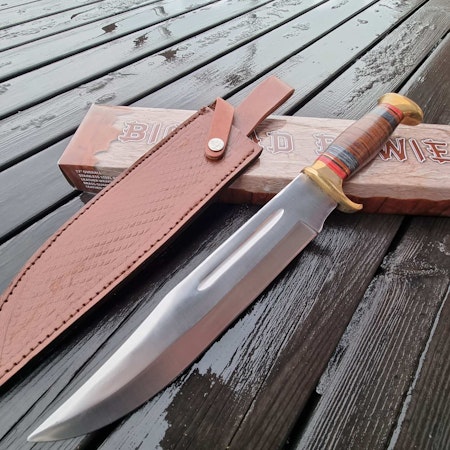 Gigantisk kniv i bowie modell.