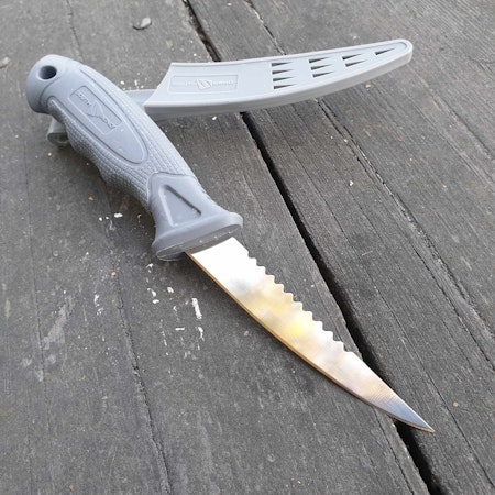 Billig och vass kniv för fiske South Bend.