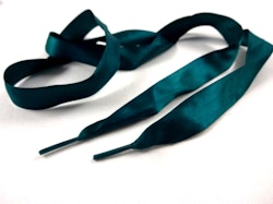 B651 Satinbandssnodd med plaständar mörkgrön (110 cm) (10 fp)