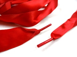 B651 Satinbandssnodd med plaständar röd (110 cm) (10 fp)