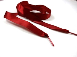 B651 Satinbandssnodd med plaständar vinröd (110 cm) (10 fp)