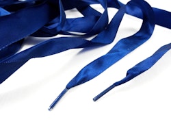 B651 Satinbandssnodd med plaständar mörkblå (110 cm) (10 fp)