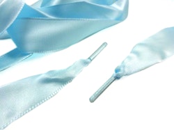 B651 Satinbandssnodd med plaständar ljusblå (110 cm) (10 fp)