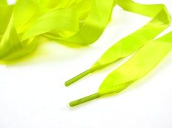 B651 Satinbandssnodd med plaständar neongul (110 cm) (10 fp)